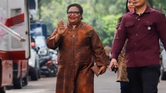 PJ Gubernur Papua Ribja Haluk usai mendatangi kediaman Presiden Terpilih Prabowo Subianto, Kertanegara, Jakarta Selatan, Senin (14/10/2024). [Suara.com/Alfian Winanto]