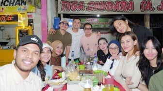 Foto Bareng di Warung Kaki Lima, Azizah Salsha Diledek Kebanting Aaliyah Massaid