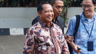 Mendagri Tito Karnavian usai mendatangi kediaman Presiden Terpilih Prabowo Subianto, Kertanegara, Jakarta Selatan, Senin (14/10/2024). [Suara.com/Alfian Winanto]