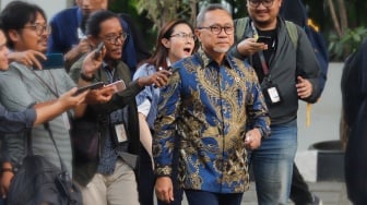 Ketua Umum PAN Zulkifli Hasan usai mendatangi kediaman Presiden Terpilih Prabowo Subianto, Kertanegara, Jakarta Selatan, Senin (14/10/2024). [Suara.com/Alfian Winanto]