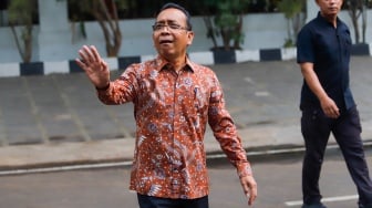 Mensesneg Pratikno usai mendatangi kediaman Presiden Terpilih Prabowo Subianto, Kertanegara, Jakarta Selatan, Senin (14/10/2024). [Suara.com/Alfian Winanto]