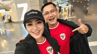 Tempuh 13 Jam Perjalanan ke China, Fitri Carlina Bareng Suami Siap Dukung Timnas Indonesia