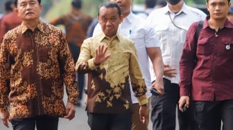 Ketua Umum Partai Golkar Bahlil Lahadalia usai mendatangi kediaman Presiden Terpilih Prabowo Subianto, Kertanegara, Jakarta Selatan, Senin (14/10/2024). [Suara.com/Alfian Winanto]