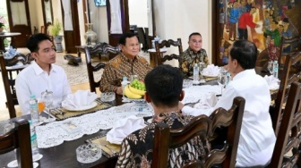 Mau Selamatkan Nasib Gibran? Rocky Gerung Ungkap Motif Jokowi Umbar Momen Makan Siang Bareng Prabowo di Solo