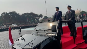 Kompak Pakai Baret Brimob, Prabowo Naik Maung saat Saksikan Jokowi Sabet Medali Loka Praja Samrakshana dari Polri