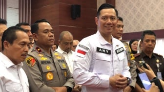 Senyum Dua Jari AHY Saat Disinggung Jatah Menteri Demokrat di Kabinet Prabowo-Gibran