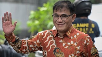 Aktivis eks politisi PDIP Budiman Sudjatmiko menyapa wartawan setibanya di kediaman Presiden Terpilih Prabowo Subianto di Jalan Kertanegara, Jakarta Selatan, Selasa (15/10/2024). [ANTARA FOTO/Fauzan/YU]