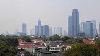 Suasana perumahan dan gedung bertingkat di Jakarta, Rabu (16/10/2024). [Suara.com/Alfian Winanto]