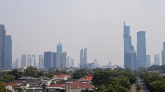 Suasana perumahan dan gedung bertingkat di Jakarta, Rabu (16/10/2024). [Suara.com/Alfian Winanto]