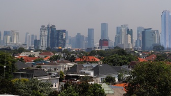 Suasana perumahan dan gedung bertingkat di Jakarta, Rabu (16/10/2024). [Suara.com/Alfian Winanto]