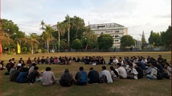 Mahasiswa Akan Patungan Demi Perbaiki Gerbang DPRD NTB yang Rusak Karena Demo