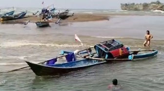 Detik-Detik Ombak Raksasa Hantam Perahu Nelayan di Gunungkidul, 1 Tenggelam