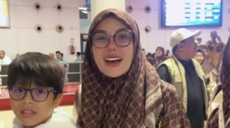 Nikita Mirzani Tampil Manglingi Saat Ibadah Umrah, Pakai Hijab Hingga Busana Gamis