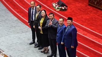 Calon Kepala BIN Letjen TNI (Purn) Muhammad Herindra (ketiga kanan) berfoto bersama Ketua DPR Puan Maharani (ketiga kiri), Wakil Ketua DPR Saan Mustopa (kiri), Adies Kadir (kedua kiri), Sufmi Dasco Ahmad (kedua kanan), Cucun Ahmad Syamsurijal (kanan) usai mengikuti Rapat Paripurna Ke-4 DPR RI Masa Persidangan I Tahun Sidang 2024-2025 di kompleks Parlemen, Senayan, Jakarta, Kamis (17/10/2024). [ANTARA FOTO/Rivan Awal Lingga/tom]
