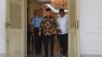 Wakil Presiden Ma'ruf Amin (tengah) keluar dari ruangan untuk memberikan keterangan pers saat kegiatan silaturahmi dan perpisahan Wakil Presiden dengan jajaran setwapres, perangkat melekat dan Wartawan Istana Wapres di Auditorium Istana Wakil Presiden, Jakarta, Kamis (17/10/2024). [ANTARA FOTO/Indrianto Eko Suwarso/wpa]
