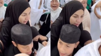 Momen Haru Nikita Mirzani Lindungi Lolly Saat Umrah, Berdesakan Cium Kabah