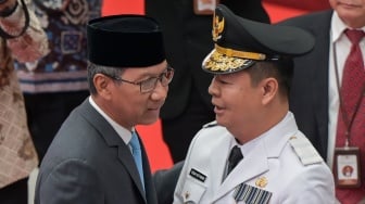 Penjabat (Pj) Gubernur DKI Jakarta periode 2022-2024 Heru Budi Hartono (kiri) bersalaman dengan Pj Gubernur DKI Jakarta yang baru, Teguh Setyabudi (kanan) sebelum upacara pelantikan di Kantor Kemendagri, Jakarta, Jumat (18/10/2024). [ANTARA FOTO/Fauzan/rwa]