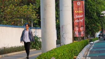 Spanduk bertuliskan Terima Kasih Jokowi di Jalan Jenderal Sudirman, Jakarta, Jumat (18/10/2024). [Suara.com/Alfian Winanto]