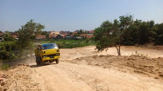 Debu dan Jalan Rusak, Proyek Misterius Resahkan Warga Labuhan Ratu