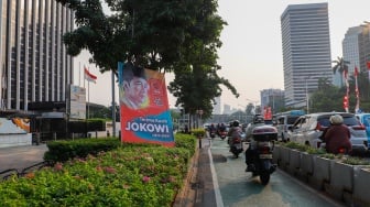 Spanduk bertuliskan Terima Kasih Jokowi di Jalan Jenderal Sudirman, Jakarta, Jumat (18/10/2024). [Suara.com/Alfian Winanto]