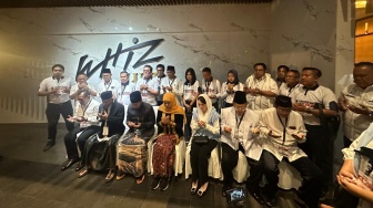 Ritual Khofifah-Emil Sebelum Berangkat Debat Publik Pilgub Jatim 2024