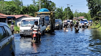 Banjir Lumpuhkan Jalur Lintas Provinsi di Kalbar, Ketinggian Air Capai Paha Orang Dewasa