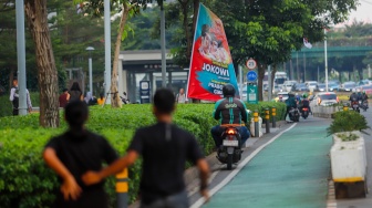 Spanduk bertuliskan Terima Kasih Jokowi di Jalan Jenderal Sudirman, Jakarta, Jumat (18/10/2024). [Suara.com/Alfian Winanto]