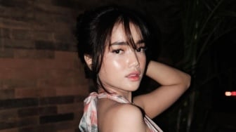 5 Potret Fuji Tampil Terbuka dengan Side Boob Dress Saat Liburan ke Bali, Netizen Kini Salahkan Pergaulan