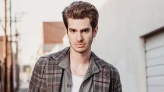 Penuh Haru, Andrew Garfield Curahkan Rasa Rindu untuk Mendiang Ibunya