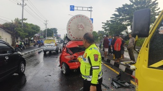 Sopir Gagal Kendalikan Kendaraan, Peugeot Ringsek Terjepit Truk di Sleman