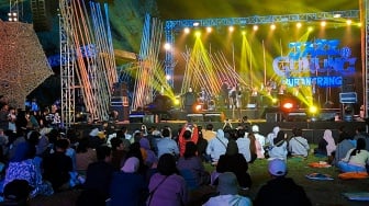 Pengunjung melihat konser Jazz Gunung Burangrang di di Dusun Bambu, Kabupaten Bandung Barat, Sabtu (19/10/2024). [Suara.com/Rahman]