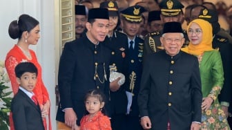 Wakil Presiden ke-13 Ma'ruf Amin (kedua kanan) dan istri Wury Ma'ruf Amin (kanan) didampingi Wakil Presiden Gibran Rakabuming Raka (kedua kiri) beserta istri Selvi Ananda (kiri), anak pertama Jan Ethes (kiri depan), dan anak kedua La Lembah Manah berjalan keluar usai acara pisah sambut wakil presiden di Istana Wakil Presiden, Jakarta, Minggu (20/10/2024). [ANTARA FOTO/Fauzan/Spt]
