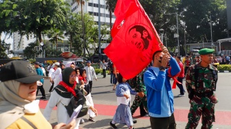 Suasana warga memadati Pesta Rakyat Pelantikan Prabowo-Gibran di kawasan Bundaran Hotel Indonesia (HI) di Jakarta, Minggu (20/10/2024). [Suara.com/Alfian Winanto]