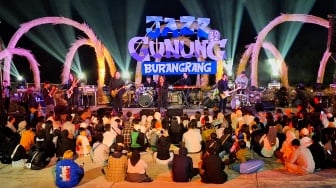 Pengunjung melihat konser Jazz Gunung Burangrang di di Dusun Bambu, Kabupaten Bandung Barat, Sabtu (19/10/2024). [Suara.com/Rahman]