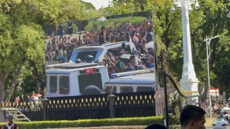 Diantar Prabowo usai Lengser, Jokowi Tebar Senyum saat Sapa Warga dari Sunroof Maung MV3