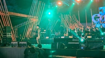 Penyanyi Elvy Sukaesih tampil di konser Jazz Gunung Burangrang di di Dusun Bambu, Kabupaten Bandung Barat, Sabtu (19/10/2024). [Suara.com/Rahman]