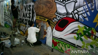 Karya Seni Mural Jadi Cara Anak Muda Solo Sambut Kepulangan Jokowi