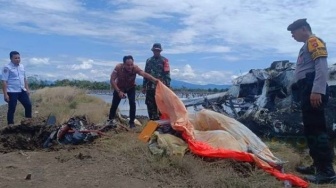 Tim SAR Berjibaku Evakuasi Korban Jatuhnya Pesawat SAM AIR