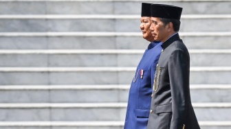 Presiden Prabowo Subianto (kiri) bersama Presiden ketujuh RI Joko Widodo (kedua kiri) menginspeksi pasukan dalam upacara pisah sambut di Istana Merdeka, Jakarta, Minggu (20/10/2024). [ANTARA FOTO/Hafidz Mubarak A/app/Spt]