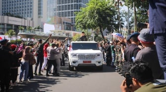 Pamit, Jokowi Sapa Warga dari Sunroof Mobil Kepresidenan Maung MV3