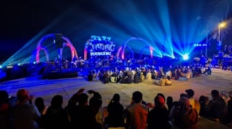 Pengunjung melihat konser Jazz Gunung Burangrang di di Dusun Bambu, Kabupaten Bandung Barat, Sabtu (19/10/2024). [Suara.com/Rahman]