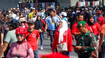 Suasana warga memadati Pesta Rakyat Pelantikan Prabowo-Gibran di kawasan Bundaran Hotel Indonesia (HI) di Jakarta, Minggu (20/10/2024). [Suara.com/Alfian Winanto]