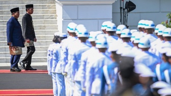 Presiden Prabowo Subianto (kiri) bersama Presiden ketujuh RI Joko Widodo (kanan) menginspeksi pasukan dalam upacara pisah sambut di Istana Merdeka, Jakarta, Minggu (20/10/2024). [ANTARA FOTO/Hafidz Mubarak A/app/Spt]