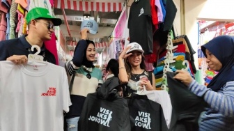 Rezeki Nomplok Pedagang Pasar Klewer, Warga Serbu Kaos Bertuliskan Jokowi