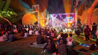 Pengunjung melihat konser Jazz Gunung Burangrang di di Dusun Bambu, Kabupaten Bandung Barat, Sabtu (19/10/2024). [Suara.com/Rahman]