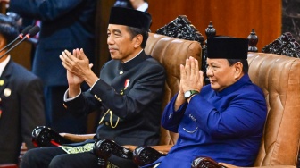 Presiden Joko Widodo (kiri) dan Presiden terpilih Prabowo Subianto (kanan) memberikan salam dalam pelantikan presiden dan wakil presiden periode 2024-2029 di Gedung Nusantara, Kompleks Parlemen, Senayan, Jakarta, Minggu (20/10/2024). [ANTARA FOTO/Rivan Awal Lingga/app/YU]