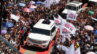 Presiden Prabowo Subianto melintas dan menyapa warga di Bundaran HI, Jakarta, pada Minggu (20/10/2024). [Suara.com/Alfian Winanto]