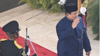 Bukan Pakai Setelan Jas Hitam, Ini Makna Beskap Biru Prabowo Subianto saat Dilantik Jadi Presiden