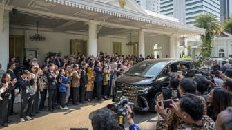 Sejumlah pegawai sekretariat wakil presiden melambaikan tangan ke arah mobil yang ditumpangi Wakil Presiden ke-13 Ma'ruf Amin dan istri Wury Ma'ruf Amin usai acara pisah sambut wakil presiden di Istana Wakil Presiden, Jakarta, Minggu (20/10/2024). [ANTARA FOTO/Fauzan/Spt]