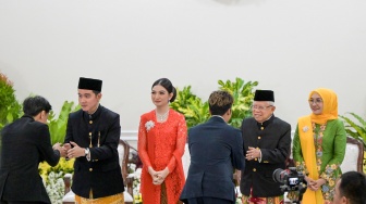 Wakil Presiden Gibran Rakabuming Raka (kedua kiri) didampingi istri Selvi Ananda (ketiga kiri), Wakil Presiden ke-13 Ma'ruf Amin (kedua kanan) dan istri Wury Ma'ruf Amin (kanan) bersalaman dengan wartawan saat acara pisah sambut wakil presiden di Istana Wakil Presiden, Jakarta, Minggu (20/10/2024). [ANTARA FOTO/Fauzan/Spt]